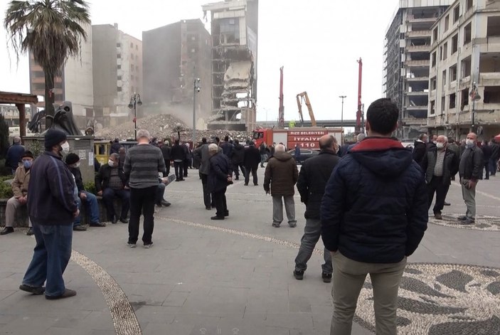 Rizeliler meydanda toplanıp inşaat yıkımlarını izliyor