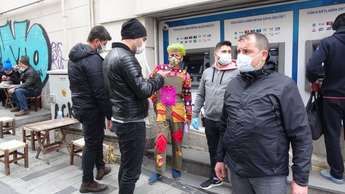 Taksim’de selfie yaptırdığı turistleri para için tehdit etti