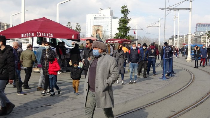 İstiklal Caddesi'ndeki kalabalık azalmıyor