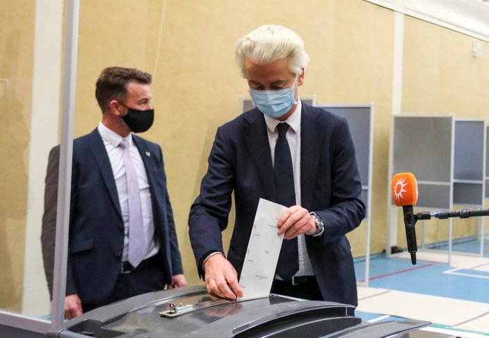 Hollanda'da seçimlerin galibi Başbakan Rutte'nin partisi