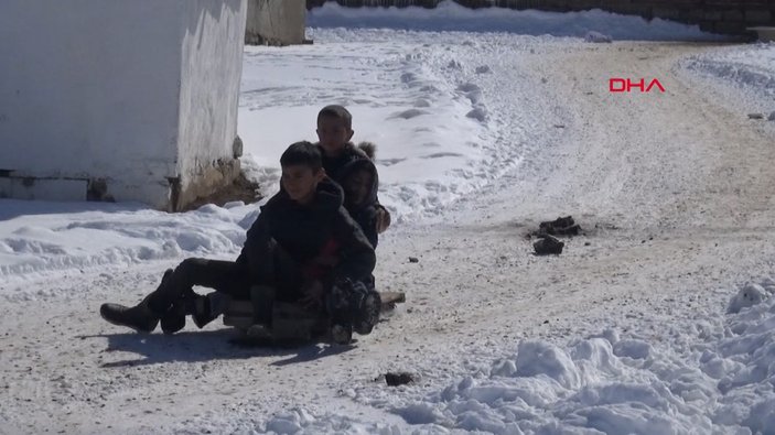 Erzurum’da çocuklar PVC plastikler ile kar takımı yaptı