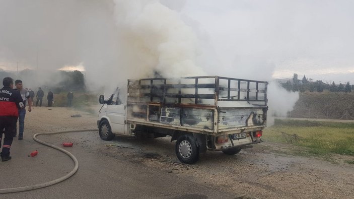 Manisa’da kamyonetin kasasındaki eşyalar yandı