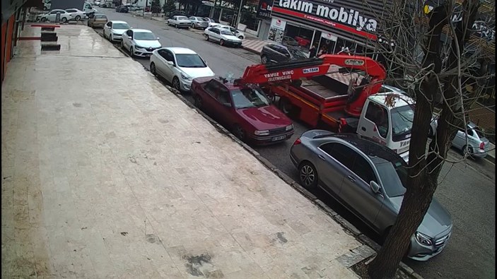 Ankara'da vinç, park halindeki iki otomobili biçti