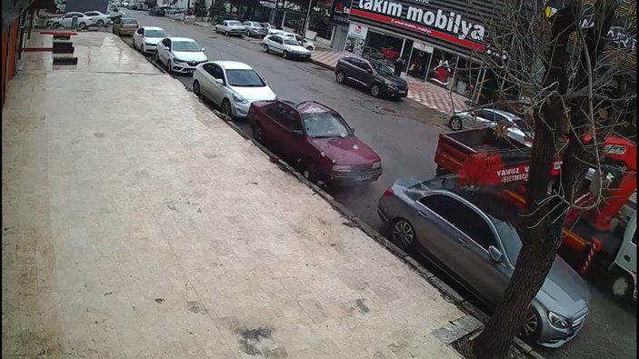 Ankara'da vinç, park halindeki iki otomobili biçti