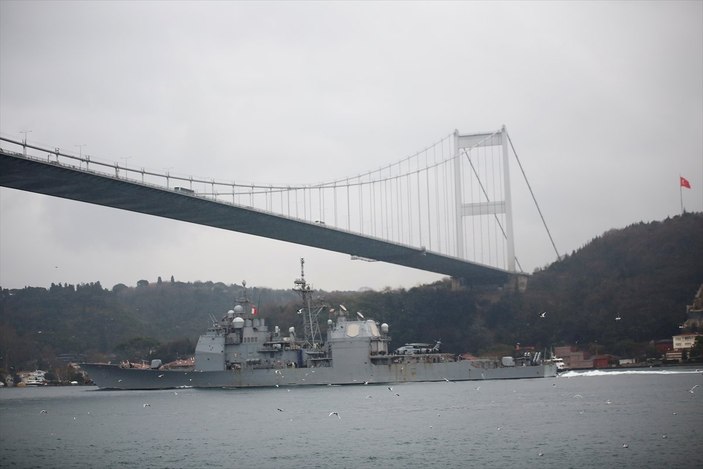 ABD savaş gemisi İstanbul Boğazı'ndan geçti