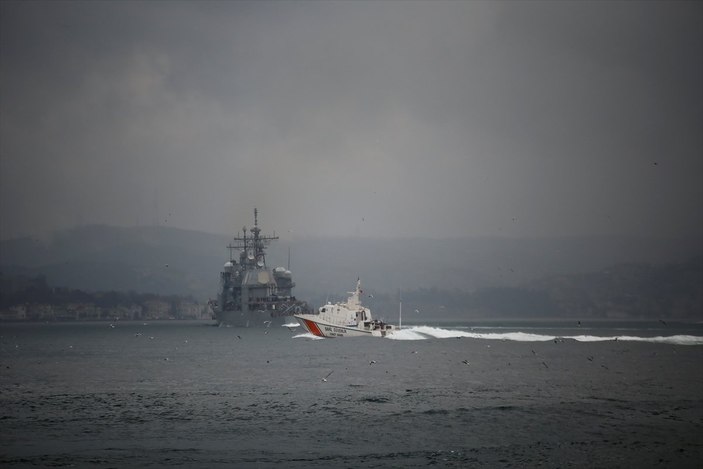 ABD savaş gemisi İstanbul Boğazı'ndan geçti