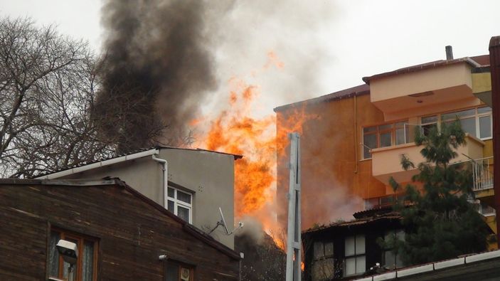 Beyoğlu’nda 3 katlı ahşap binada yangın çıktı
