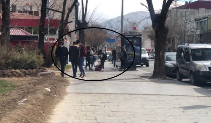 i Erzincan'da genç kızların yoldaki kavgası kameraya yansıdı