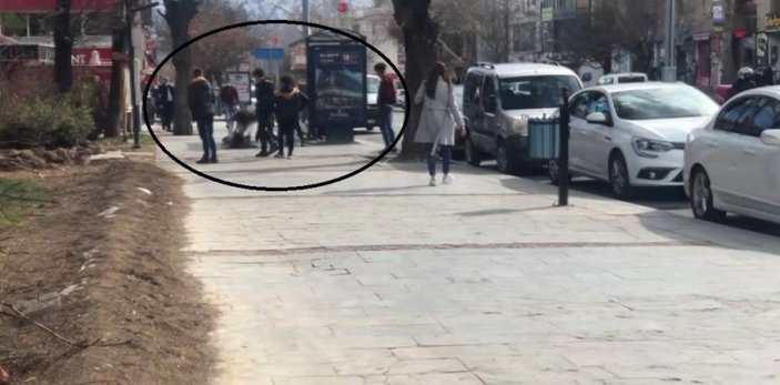 Erzincan'da genç kızların yoldaki kavgası kameraya yansıdı
