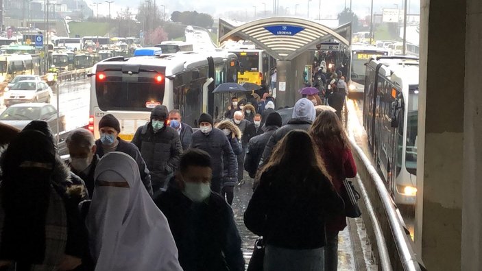 İstanbul'da mesai çıkışı toplu taşıma araçlarında yoğunluk