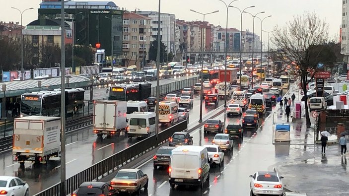 İstanbul'da mesai çıkışı toplu taşıma araçlarında yoğunluk