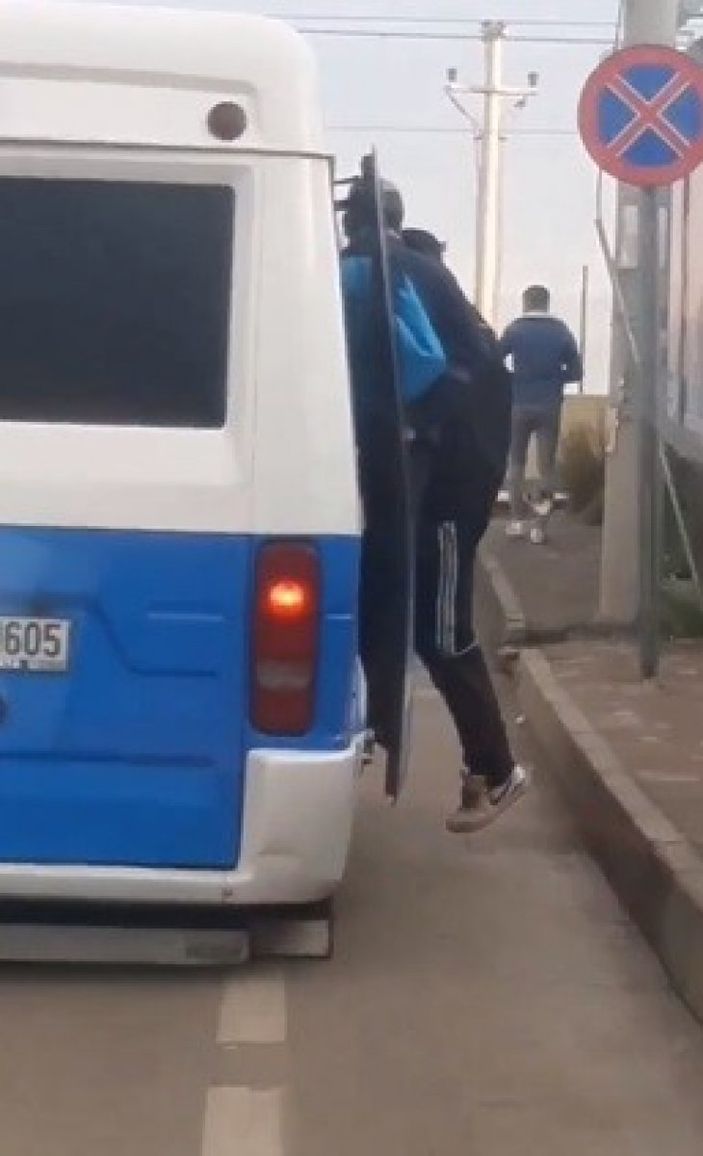 i Bursa’da minibüsten 28 kişi çıktı