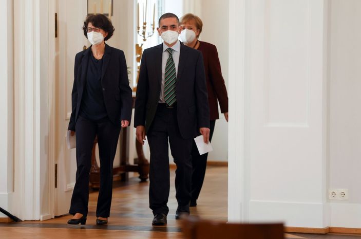 Özlem Türeci ve Uğur Şahin'e devlet nişanı verildi