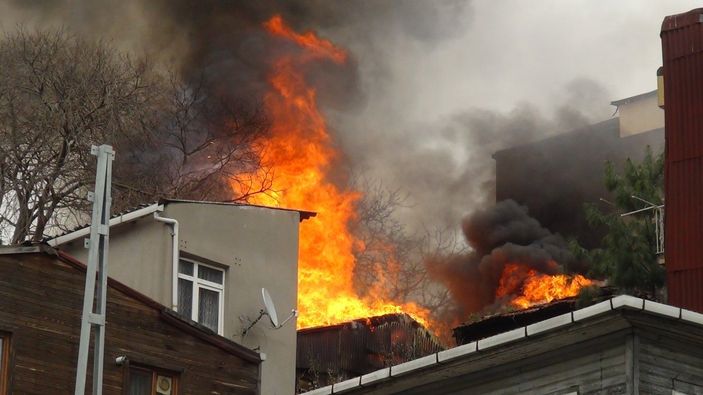 Beyoğlu’nda 3 katlı ahşap binada yangın çıktı