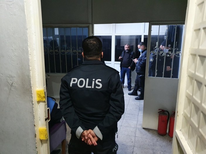 Adana'da saklandıkları terasta yakalandılar