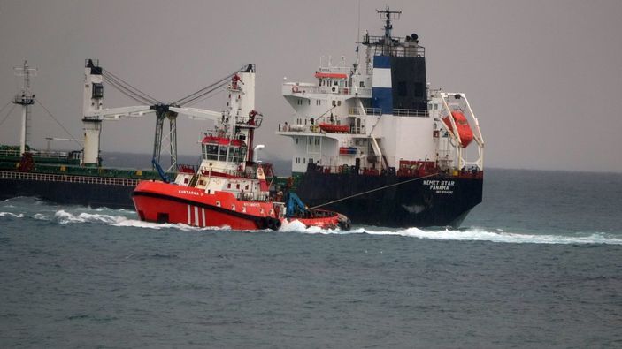i Bozcaada'da karaya oturan kargo gemisi kurtarıldı