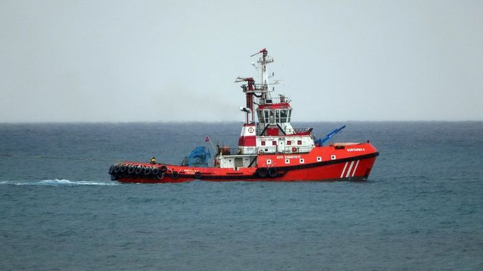 i Bozcaada'da karaya oturan kargo gemisi kurtarıldı