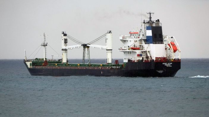 i Bozcaada'da karaya oturan kargo gemisi kurtarıldı