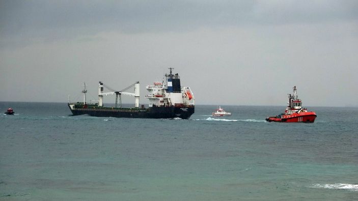 i Bozcaada'da karaya oturan kargo gemisi kurtarıldı