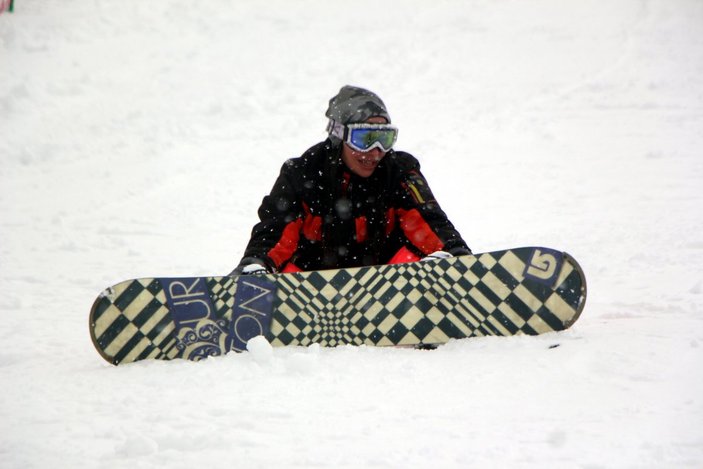 Kartalkaya’da kar yağışı altında kayak ve snowboard keyfi