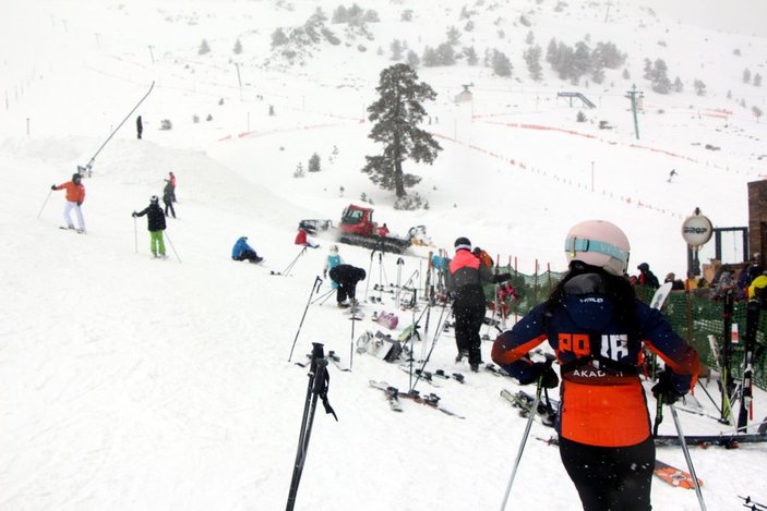 Kartalkaya’da kar yağışı altında kayak ve snowboard keyfi