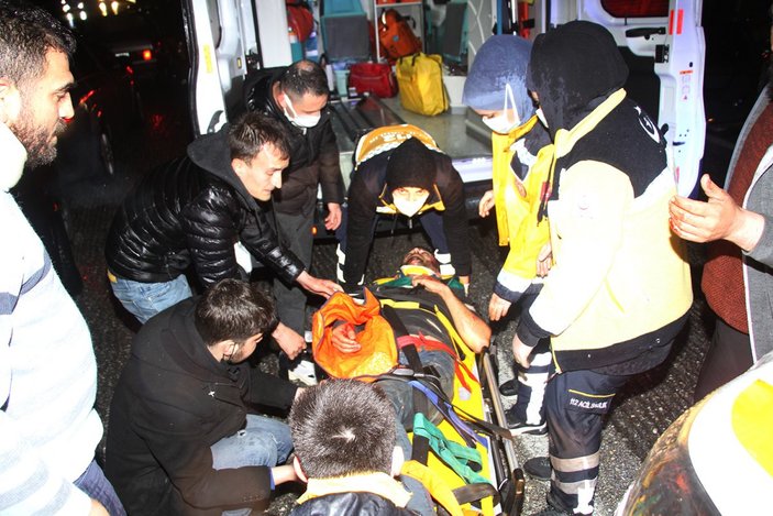 Manisa'da tır şarampole devrildi: 2 yaralı