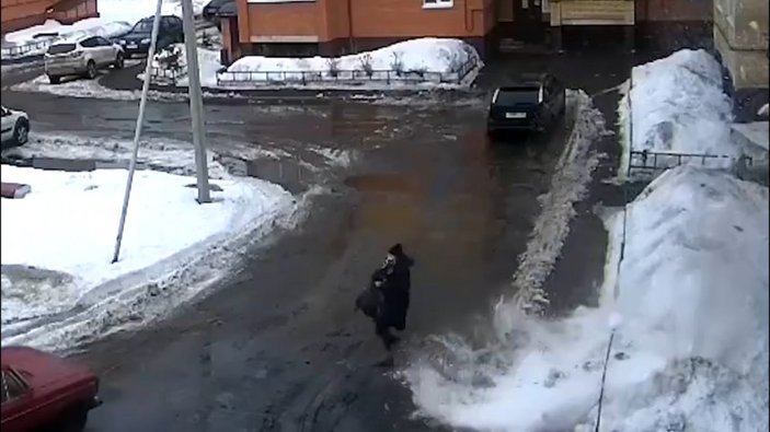 Rusya'da anne çocuğunu düşen kar kütlesinden son anda kurtardı