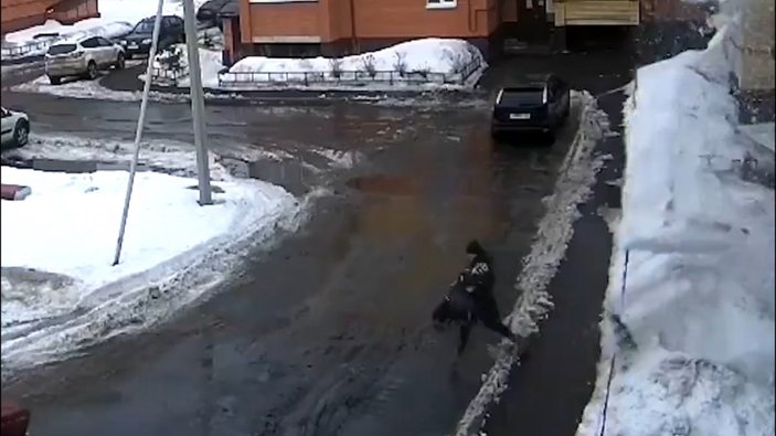 Rusya'da anne çocuğunu düşen kar kütlesinden son anda kurtardı