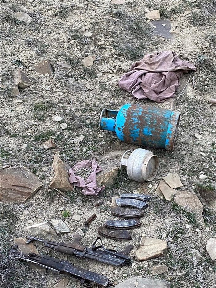 a Hakkari'de PKK'lı teröristlere ait silah ve mühimmat ele geçirildi