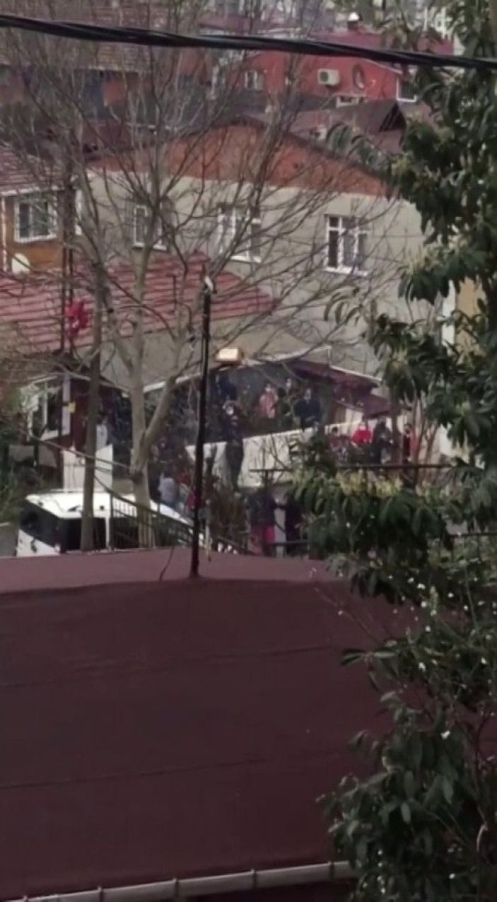 Ümraniye’de koronavirüs unutuldu, sokak ortasında halay çekildi