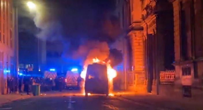 İngiltere'nin Bristol kentinde eylemciler polis karakoluna saldırdı