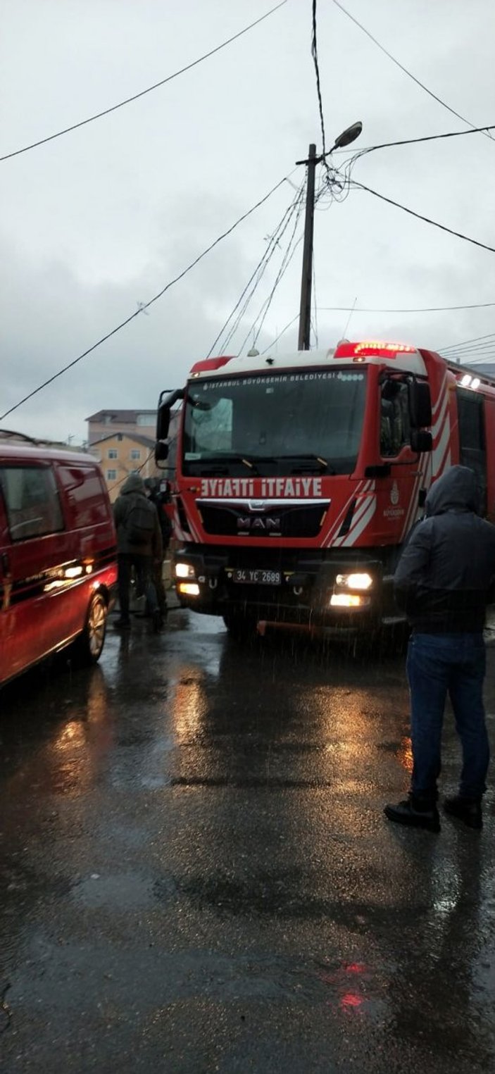 İstanbul'da bir evin çatısına yıldırım düştü