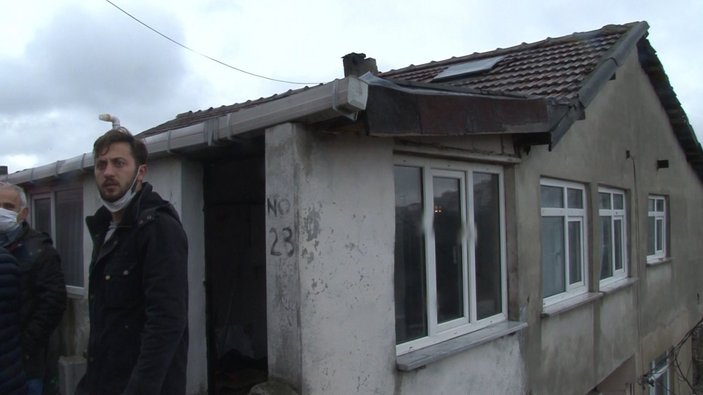 İstanbul'da bir evin çatısına yıldırım düştü
