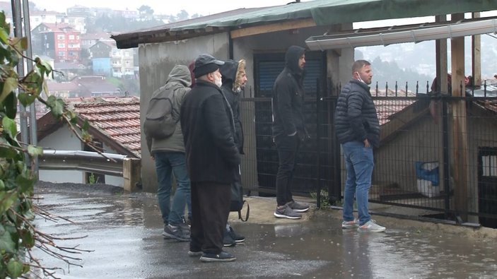 İstanbul'da bir evin çatısına yıldırım düştü