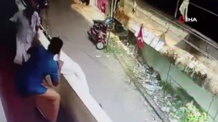 Hindistan'da balkondan düşmekten son anda kurtarıldı