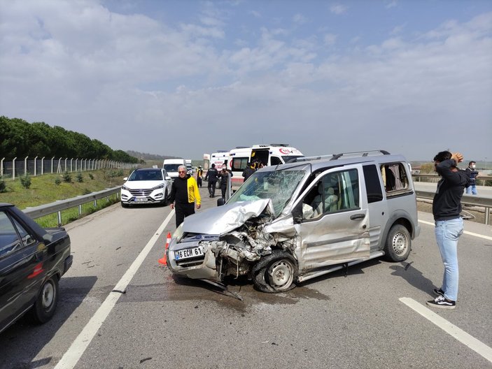 Bursa’da ters yöne giren sürücü, aracının içinden sağ çıkamadı