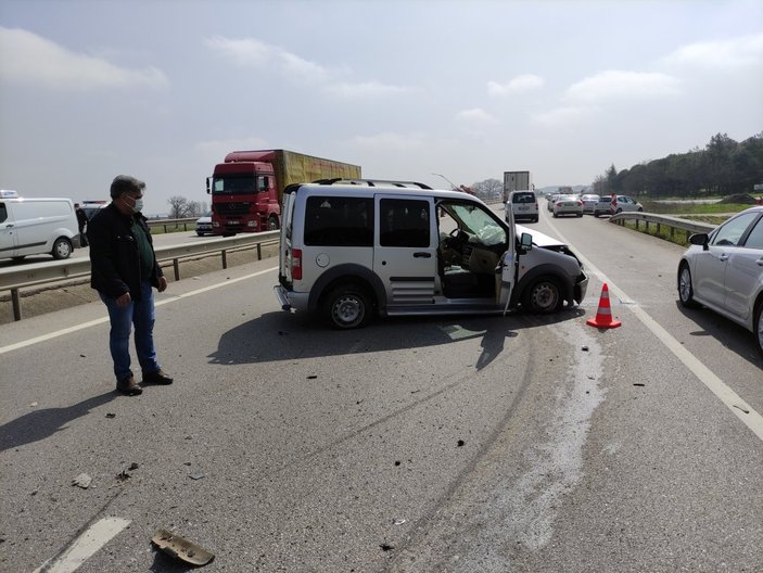 Bursa’da ters yöne giren sürücü, aracının içinden sağ çıkamadı