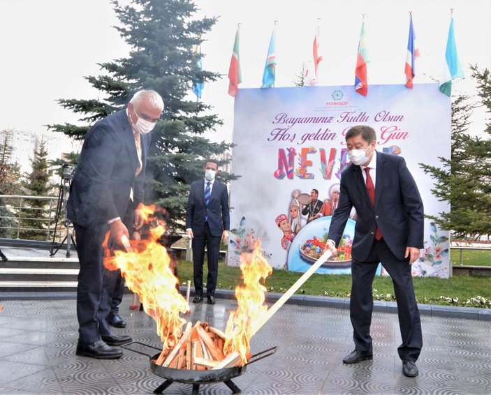 Mehmet Nuri Ersoy Nevruz ateşinden atladı