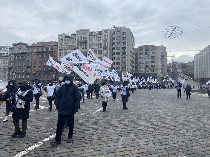 Ukrayna’daki yeni karantina protesto edildi