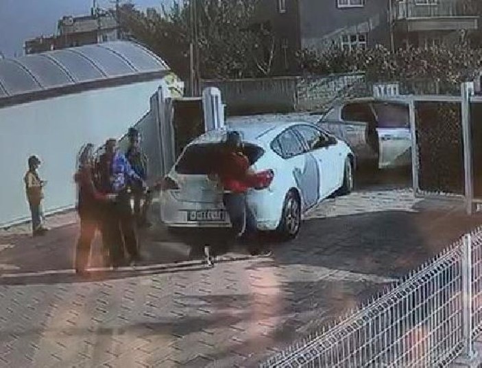 Konya'da park yeri kavgasında genç kadının kaburgasını kırdı
