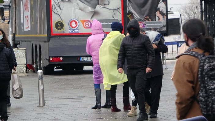 Taksim’de şiddetli rüzgar vatandaşlara zor anlar yaşattı