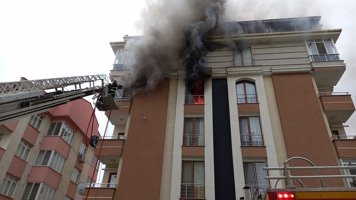 Edirne'de şarja takılı telefon yangına neden oldu