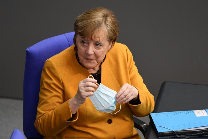 Angela Merkel, Paskalya Bayramı tedbirlerinde geri adım attı