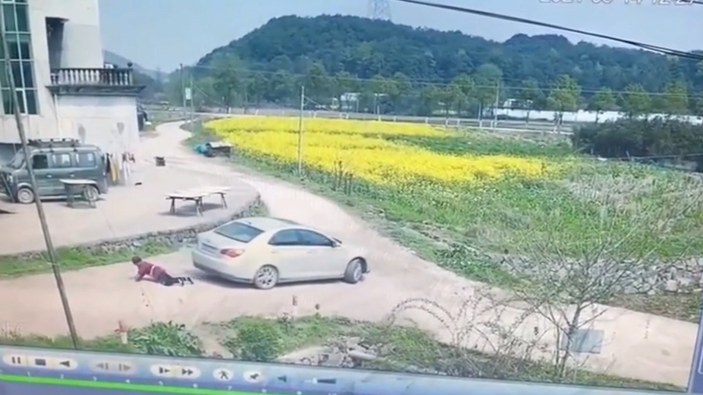 Çin'de dikkatsiz sürücü yaşlı kadını arabanın altında sürükledi
