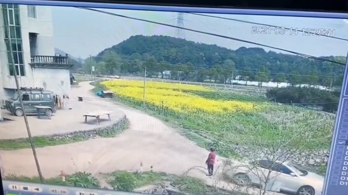 Çin'de dikkatsiz sürücü yaşlı kadını arabanın altında sürükledi
