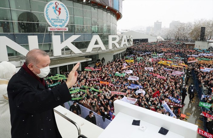 Cumhurbaşkanı Erdoğan, kongre öncesi kendisini bekleyenleri selamladı