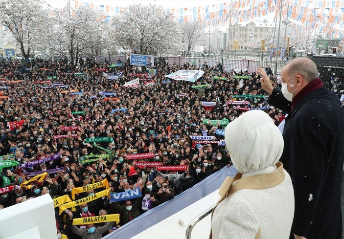 Cumhurbaşkanı Erdoğan, kongre öncesi kendisini bekleyenleri selamladı