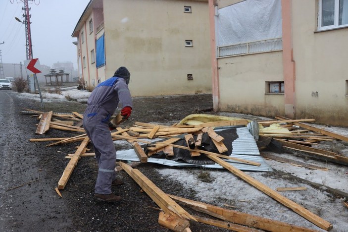 Erzurum'da fırtına evin çatısını uçurdu, duvarını yıktı