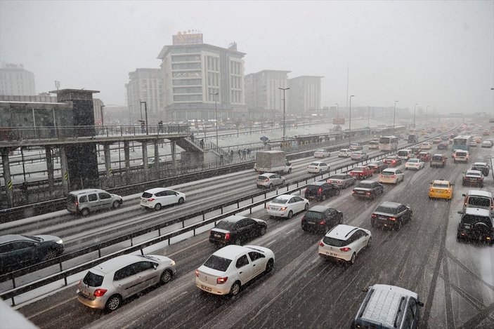 İstanbul'da kar yağışı etkisini gösterdi