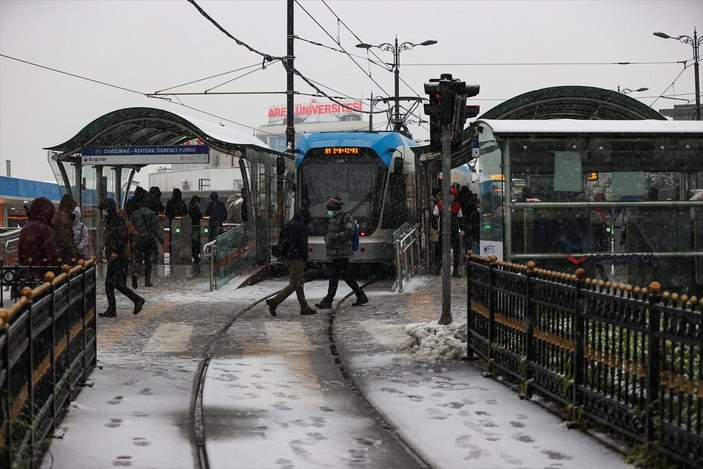 İstanbul'da kar yağışı etkisini gösterdi